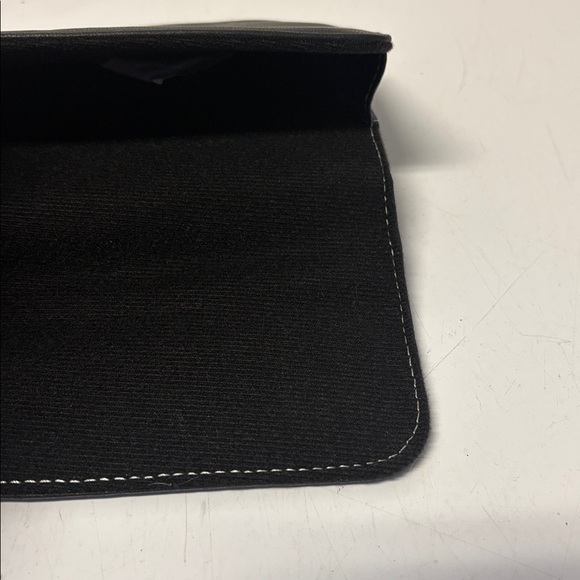 Magellan black leather passport cover with invisible magnetic flap 4.25 x 5.75 - Picture 5 of 7